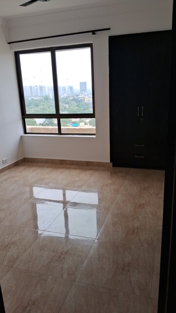 Room in 3 BHK Apartment at Unitech Fresco, Sector 50 – for Sale