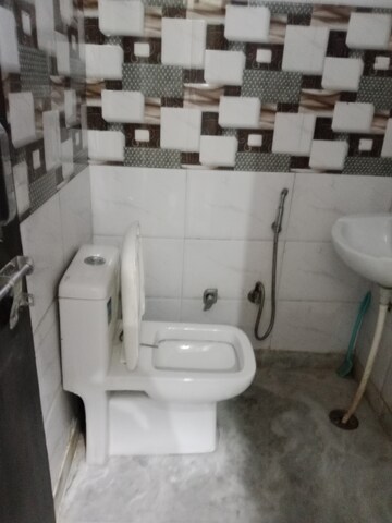Bathroom in 1.5 BHK Builder Floor at Sector 18 – for Rent