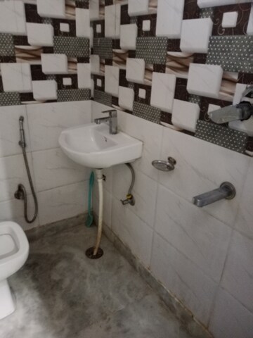 Bathroom in 1.5 BHK Builder Floor at Sector 18 – for Rent