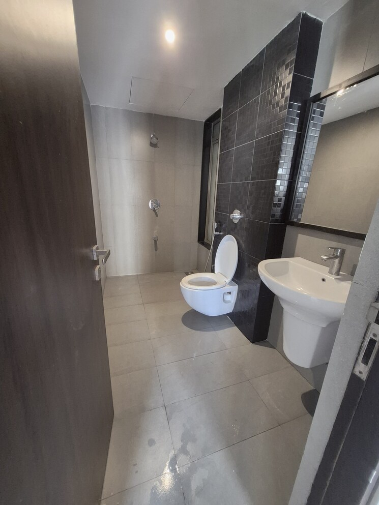 Bathroom, lodha-splendora 3 Bedroom 1150 Sq.Ft. Apartment In Ghodbunder Road Thane 9148448