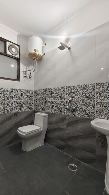 Bathroom in 2 BHK Builder Floor at Palm Residency Chhatarpur, Chattarpur – for Rent