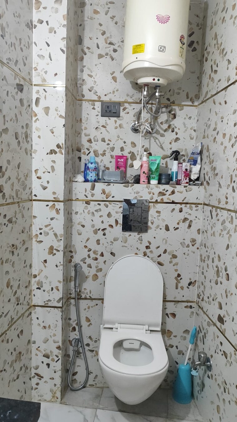 Bathroom, adchini 1.5 Bedroom 400 Sq.Ft. Apartment In Adchini Delhi 9148462