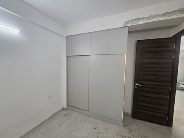 Room in 2.5 BHK Apartment at Smart World Gems, Sector 89 – for Rent