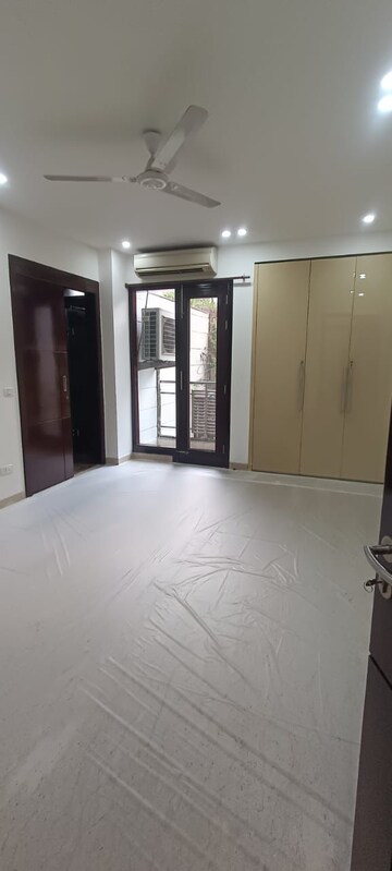 Room in 4 BHK Builder Floor at Panchsheel Park – for Rent