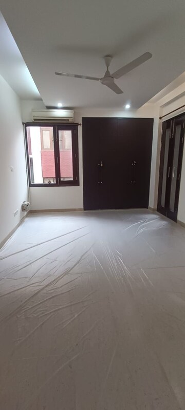 Room in 4 BHK Builder Floor at Panchsheel Park – for Rent