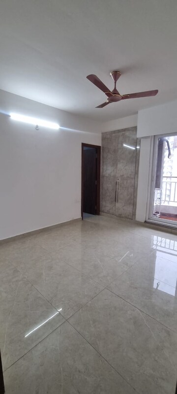Room in 3.5 BHK Apartment at Rishita Mulberry Heights, Sushant Golf City – for Rent