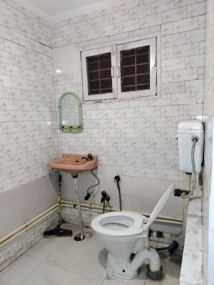 Bathroom, sarita vihar 1 RK 400 Sq.Ft. Apartment In Sarita Vihar Delhi 9148825