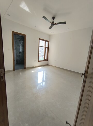 Furnished Amenities in 4 BHK Builder Floor at Green Fields Colony – for Rent