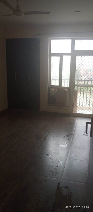 Room in 3.5 BHK Apartment at Gaur City 5th Avenue, Sector 4 Greater Noida – for Rent
