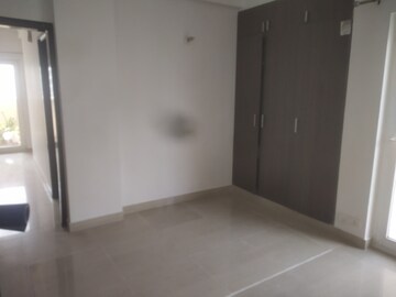 Room in 3 BHK Apartment at Paramount Floraville, Sector 137 – for Rent