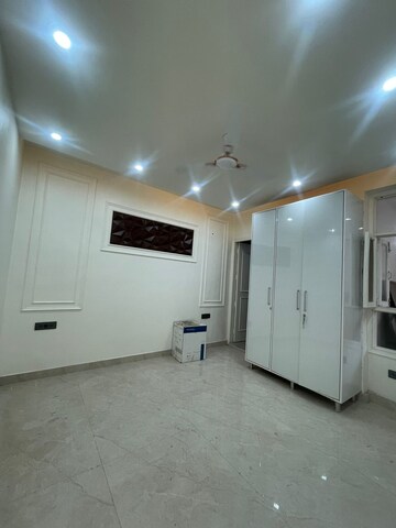 Room in 4 BHK Builder Floor at Green Fields Colony – for Rent