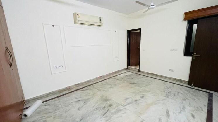 Room, south extension i 3 Bedroom 200 Sq.Yd. Builder Floor In South Extension I Delhi 9149317