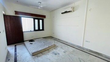 Room in 3 BHK Builder Floor at South Extension I – for Rent
