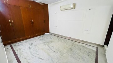 Room in 3 BHK Builder Floor at South Extension I – for Rent