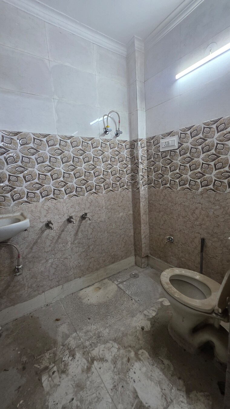 Bathroom, uttam nagar 1 Bedroom 50 Sq.Yd. Builder Floor In Uttam Nagar Delhi 9149409