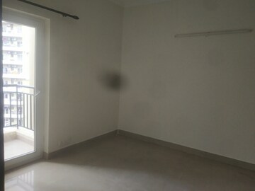 Room in 3 BHK Apartment at Paramount Floraville, Sector 137 – for Rent