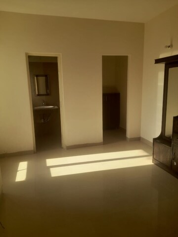 Room in 2 BHK Apartment at Emaar Emerald Estate, Sector 65 – for Rent