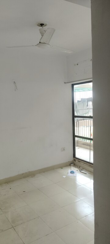 Room in 2 BHK Apartment at OP Floridaa, Sector 82 – for Rent