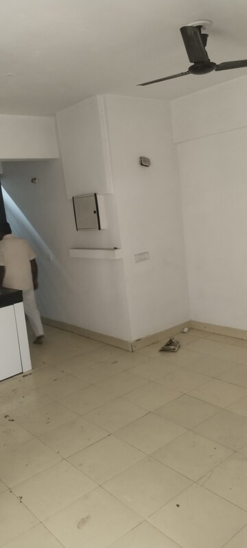 Room in 2 BHK Apartment at OP Floridaa, Sector 82 – for Rent
