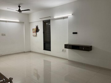 Room in 2 BHK Apartment at Pinnacle Cottage Close, Sinhagad Road – for Sale