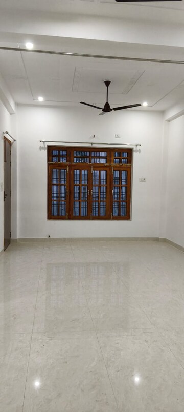 Room in 2 BHK Apartment at Gomti Nagar – for Rent