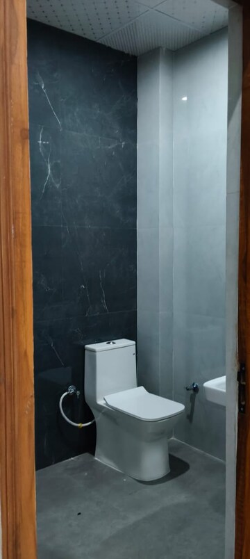 Bathroom in 2 BHK Apartment at Gomti Nagar – for Rent