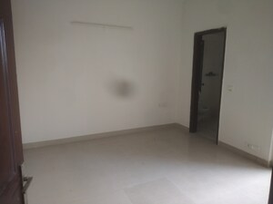 Room in 3 BHK Apartment at Paramount Floraville, Sector 137 – for Sale