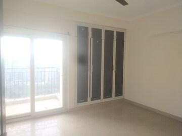 Room in 3 BHK Apartment at Paramount Floraville, Sector 137 – for Sale