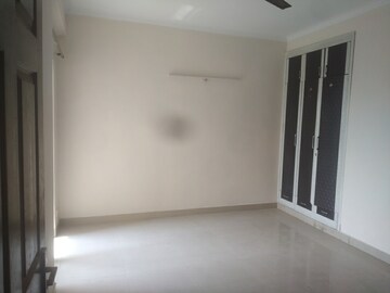 Room in 3 BHK Apartment at Paramount Floraville, Sector 137 – for Rent
