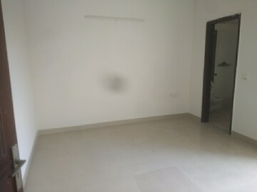 Room in 3 BHK Apartment at Paramount Floraville, Sector 137 – for Rent