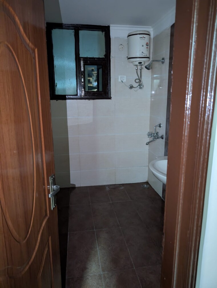 Bathroom, pir machalla 3 Bedroom 1650 Sq.Ft. Apartment In Pir Machalla Zirakpur 9149747