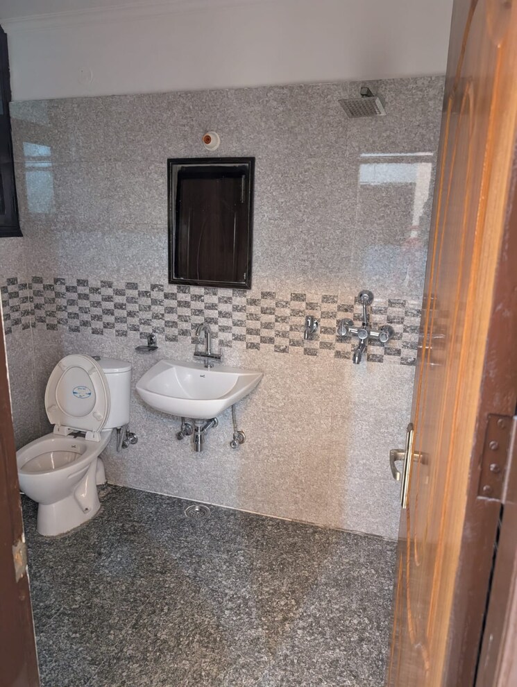 Bathroom, pir machalla 3 Bedroom 1650 Sq.Ft. Apartment In Pir Machalla Zirakpur 9149747