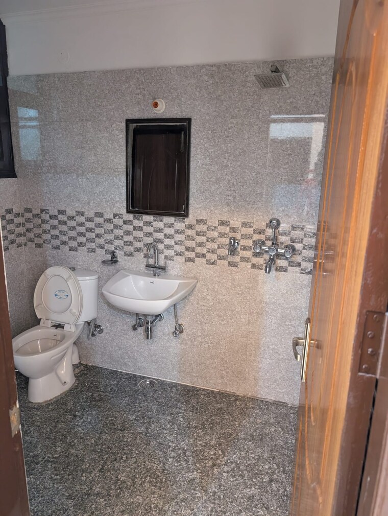 Bathroom, pir machalla 3 Bedroom 1650 Sq.Ft. Apartment In Pir Machalla Zirakpur 9149747