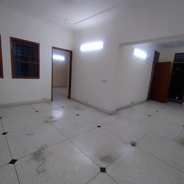 Room in 3 BHK Builder Floor at Unitech South City II, Sector 50 – for Rent
