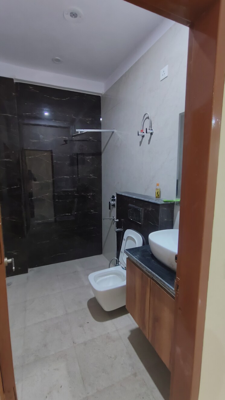 Bathroom, palam vihar extension 3 Bedroom 1500 Sq.Ft. Builder Floor In Palam Vihar Extension Gurgaon 9149781