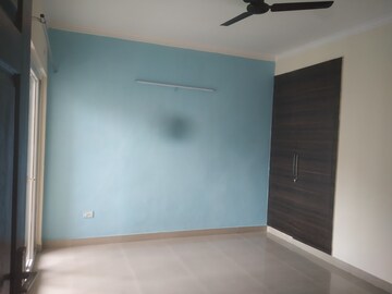 Room in 2 BHK Apartment at Paramount Floraville, Sector 137 – for Rent