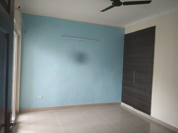 Room in 2 BHK Apartment at Paramount Floraville, Sector 137 – for Rent
