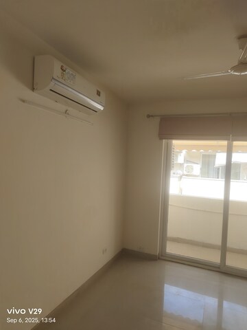 Room in 3 BHK Apartment at Emaar Emerald Floors Premier, Sector 65 – for Rent