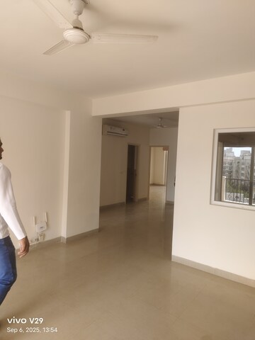 Room in 3 BHK Apartment at Emaar Emerald Floors Premier, Sector 65 – for Rent