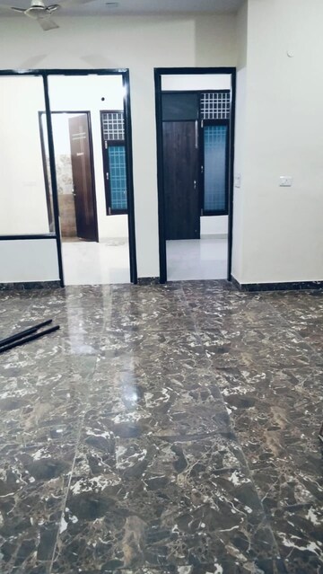 Room in 3 BHK Apartment at Mira Nagar – for Rent