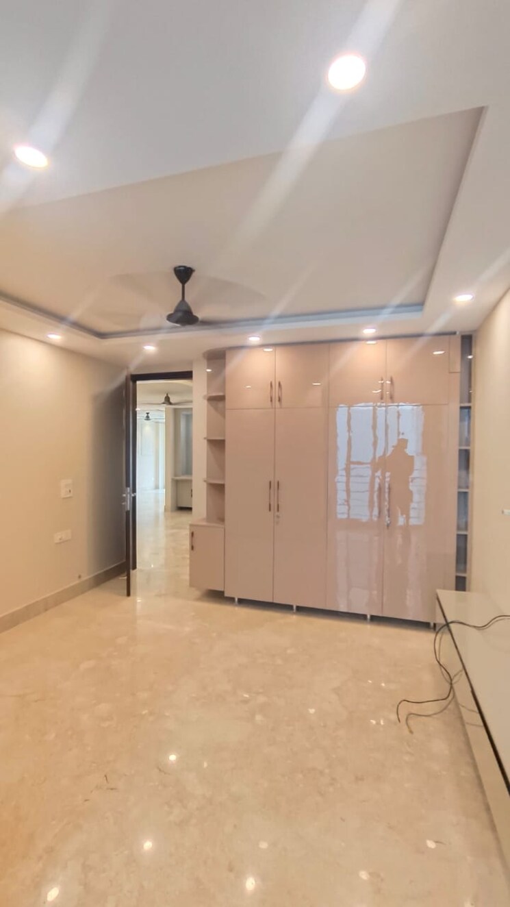 Room, south extension ii 3 Bedroom 200 Sq.Yd. Builder Floor In South Extension ii Delhi 9149960