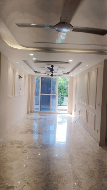 Room in 3 BHK Builder Floor at South Extension ii – for Sale