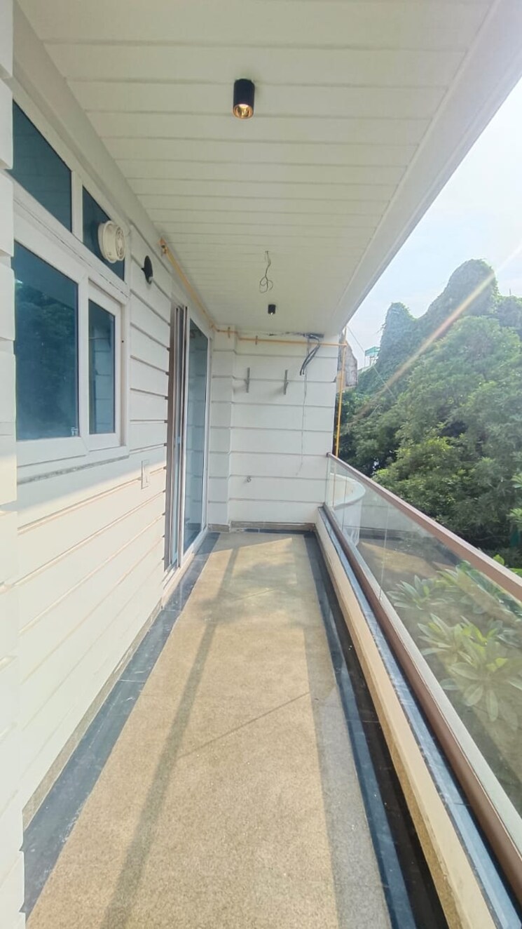 Balcony, south extension ii 3 Bedroom 200 Sq.Yd. Builder Floor In South Extension ii Delhi 9149960