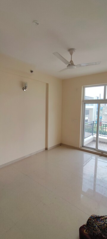 Room in 3 BHK Apartment at Omaxe The Palace, Gomti Nagar – for Rent