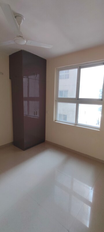 Room in 3 BHK Apartment at Omaxe The Palace, Gomti Nagar – for Rent