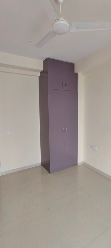 Room in 3 BHK Apartment at Omaxe The Palace, Gomti Nagar – for Rent