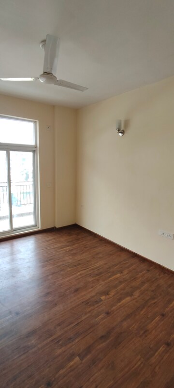 Room in 3 BHK Apartment at Omaxe The Palace, Gomti Nagar – for Rent