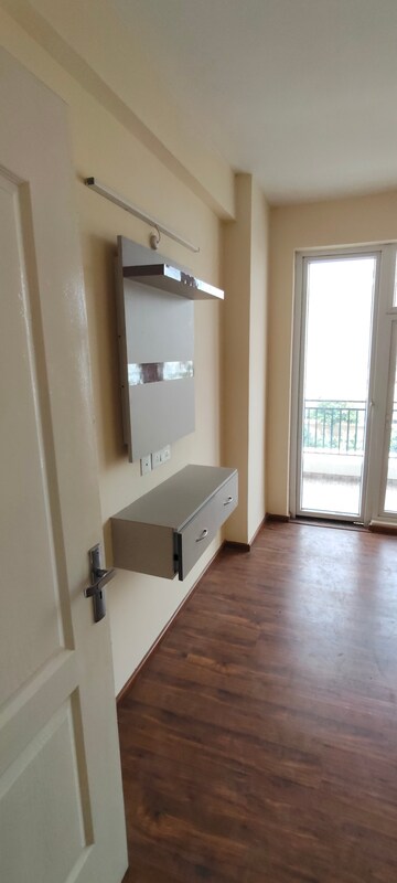 Room in 3 BHK Apartment at Omaxe The Palace, Gomti Nagar – for Rent