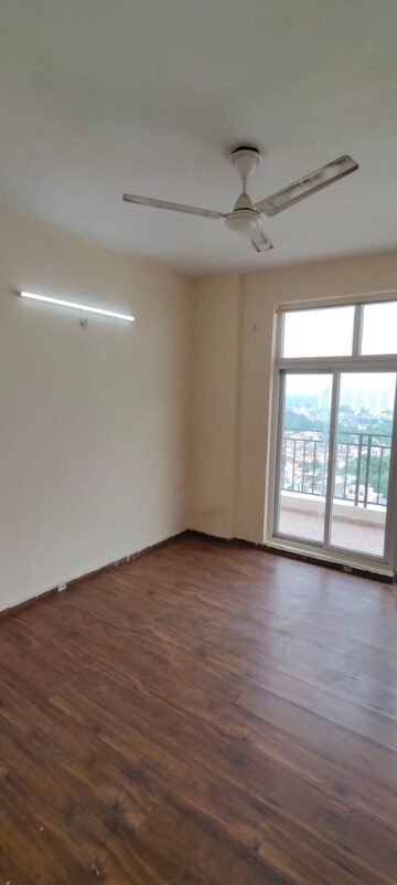 Room in 3 BHK Apartment at Omaxe The Palace, Gomti Nagar – for Rent