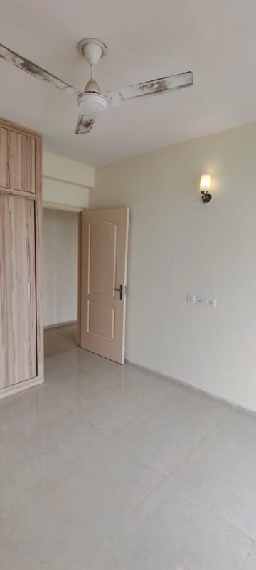 Room in 3 BHK Apartment at Omaxe The Palace, Gomti Nagar – for Rent